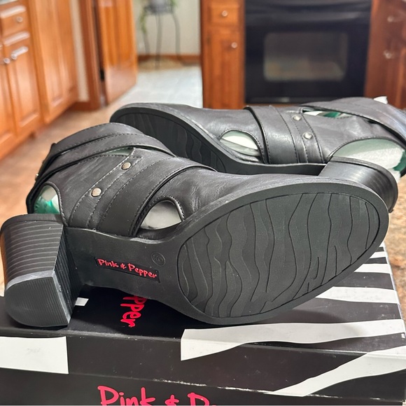 Black Bootie Styled Heel Out Shoes Size 9M - Picture 3 of 13